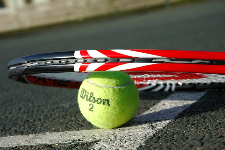 tennis-racket-2259356_960_720